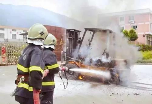 叉车租赁| 道路千万条 安全第一条