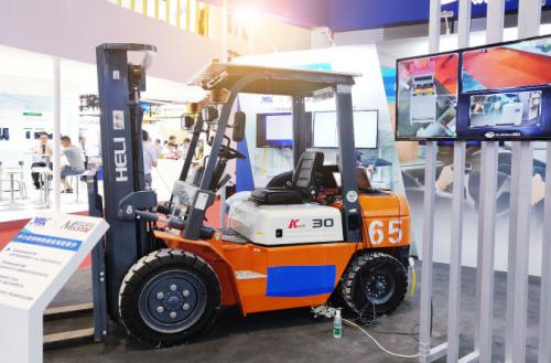 充电10分钟运行8小时，无人叉车来了威盛安全驾驶套件与叉车完美结合，闪耀2019工博会