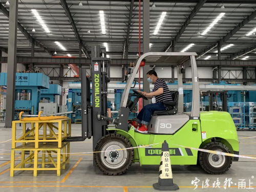 安全生产月，浙江宁波高新区上演叉车版“速度与激情”