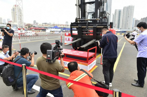山东港口青岛港第三十二届技术安全大比武鸣锣开赛 千名选手在40个项目中展开角逐
