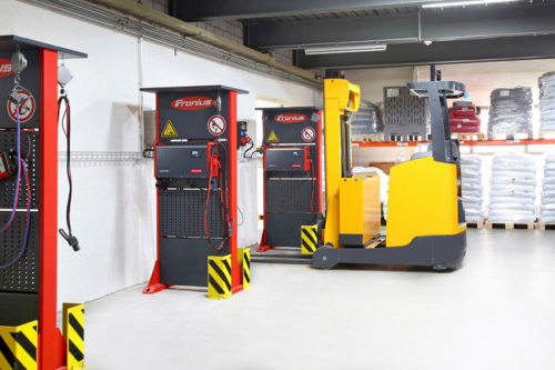 Fronius提供一种在电动叉车空闲期间为其充电的智能装置