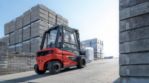 Russell与林德电动叉车一起变绿