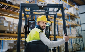 内部物流：叉车安全通过传感器获得主动防御