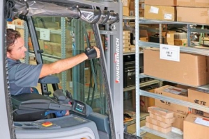 不耽误叉车操作，司机的手背扫描仪也能远距离工作