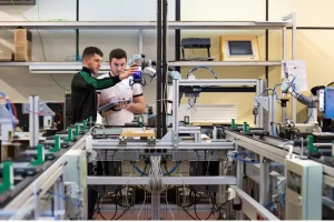 技术的运用是吸引年轻工人的关键