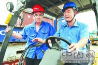 操作叉车14年无任何安全事故——访广东省劳动模范、小榄港叉车班班长肖浩荣