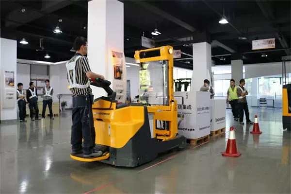 物流中心安全管理离不开叉车安全使用