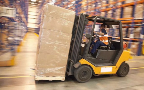 关于叉车安全意识的提示